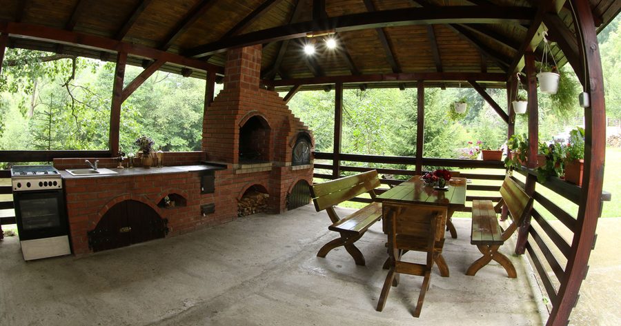 Casa Valea Cernei — foișorul cu grătar